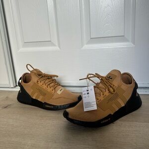 Adidas NMD r1 V2 HQ2150 men’s size 9 mess shoes NEW